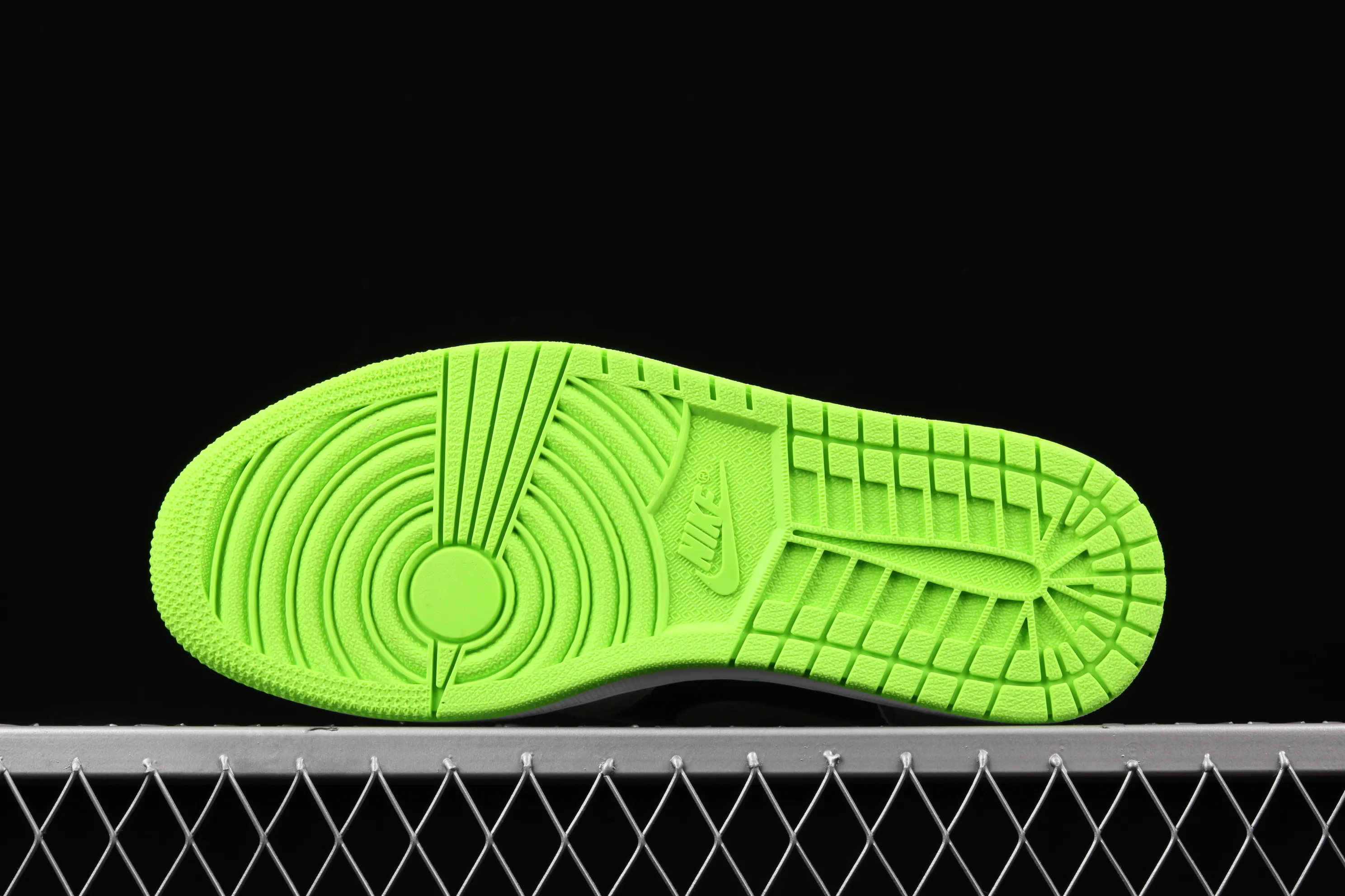 All Categories Air Jordan Jordan Series Basketball Shoes Air Jordan 1 High Air Jordan 1 Retro OG "Neutral Green" AJ1 SP19 Limited Joe 1 Versatile Cultural Basketball Shoes "Gray Black Fluorescent Green Luminous" 555088-070